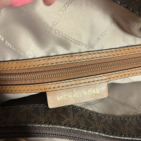 Michael Kors Jet Set Signature Tote Large 3 large sections. - Picture 4 of 6